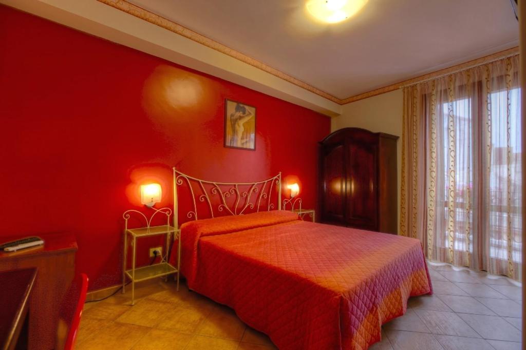 阿茨特雷扎B&B Epos Acitrezza的红色的卧室,配有一张床和红色的墙壁
