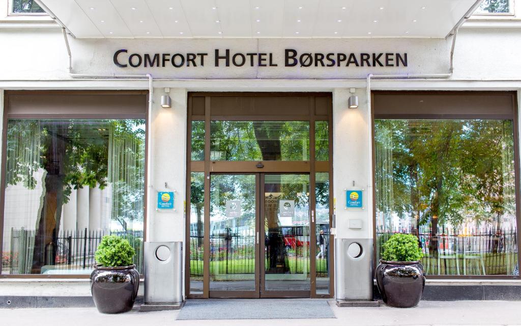 奥斯陆康福特茵波什贝肯酒店的入口处,前面有两株盆栽植物