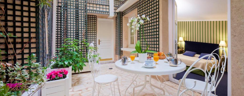 巴黎宝伯格酒店的配有桌椅和植物的房间