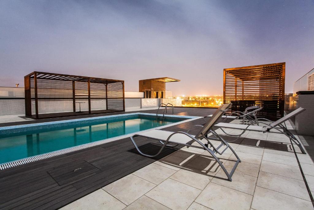 普拉亚裴罗拉酒店的建筑物屋顶上的游泳池