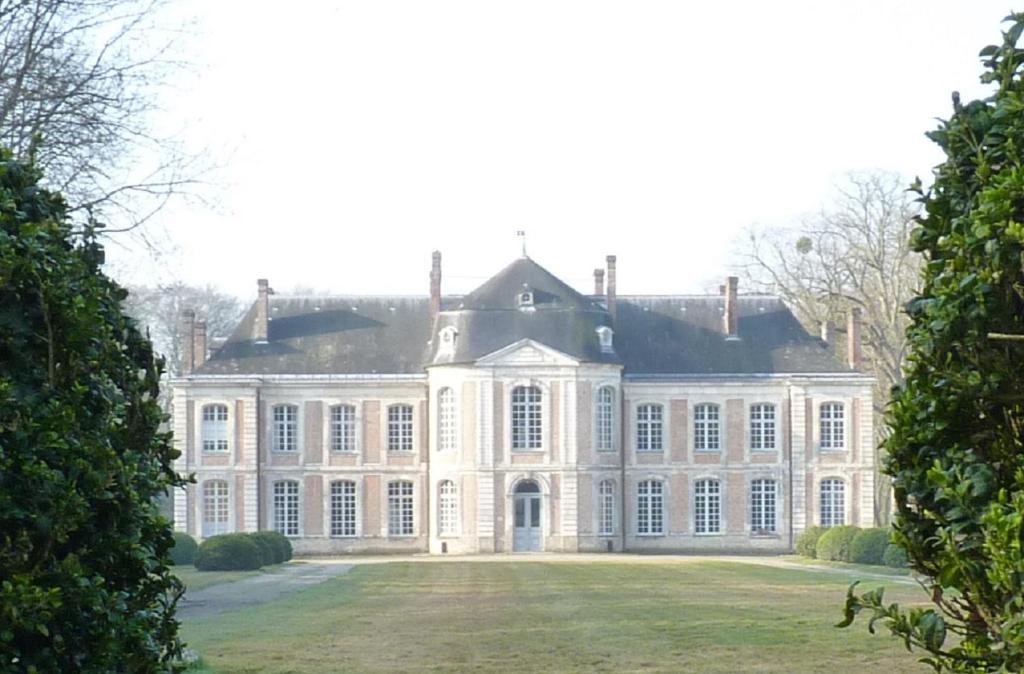 ArryChâteau D'arry的一座大型白色房子,设有大院子