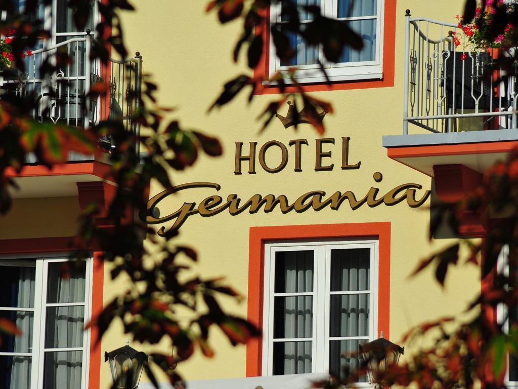 科赫姆哲迈尼尔酒店的建筑一侧的酒店标志