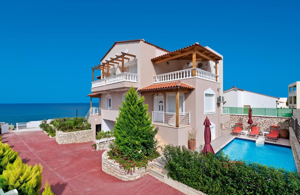 斯法卡基Villa Apollon的一座带游泳池和房子的别墅