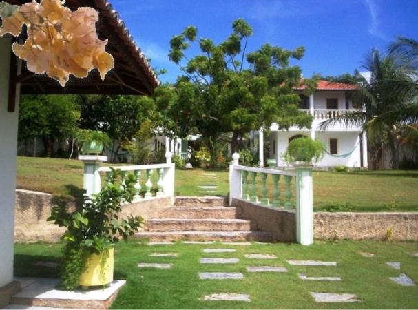 卡诺格布拉达Residência Pancho Villa的院子中带白色围栏和楼梯的房子