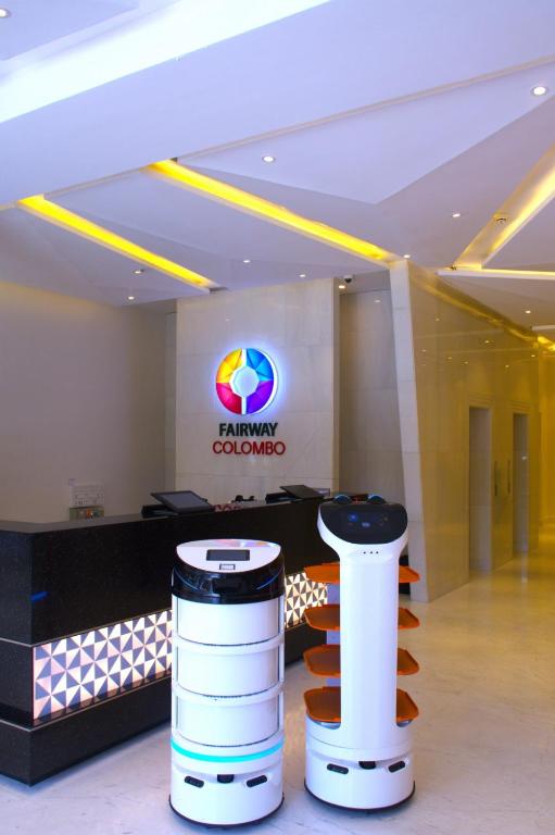 科伦坡Fairway Colombo - Sri Lanka&#39;s First Hotel With Robot Technology的大厅,在标志前有两张凳子