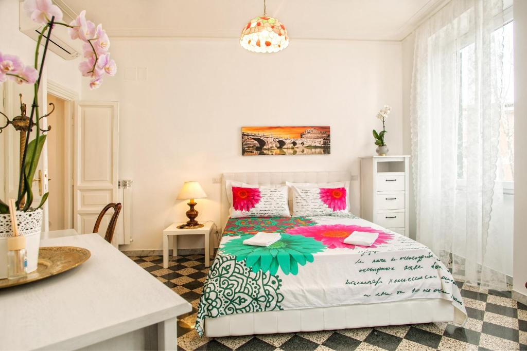 罗马罗马瓦蒂卡住宿加早餐旅馆的一间卧室配有一张粉红色和绿色的床