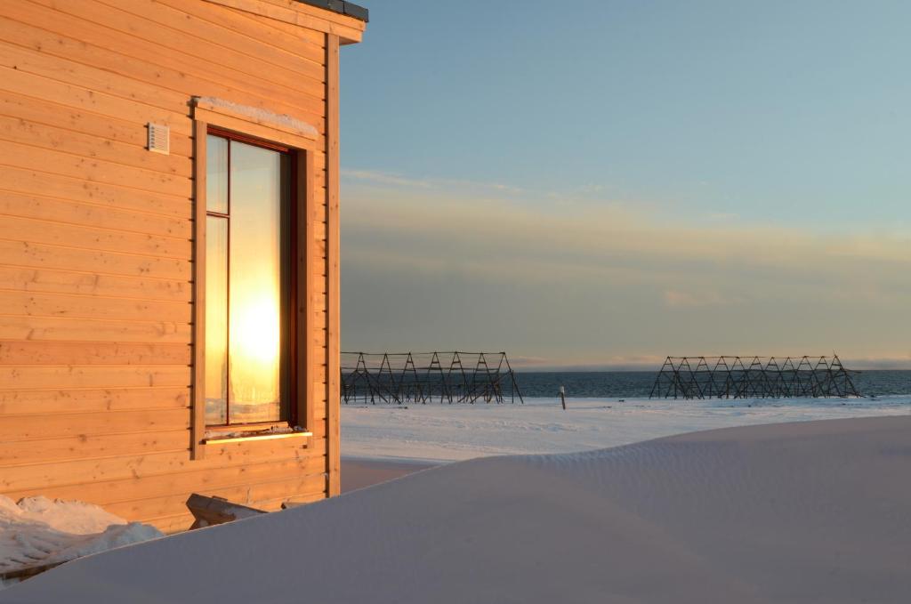 瓦德瑟艾奎罗伊度假屋的海滩上带窗户的木质建筑