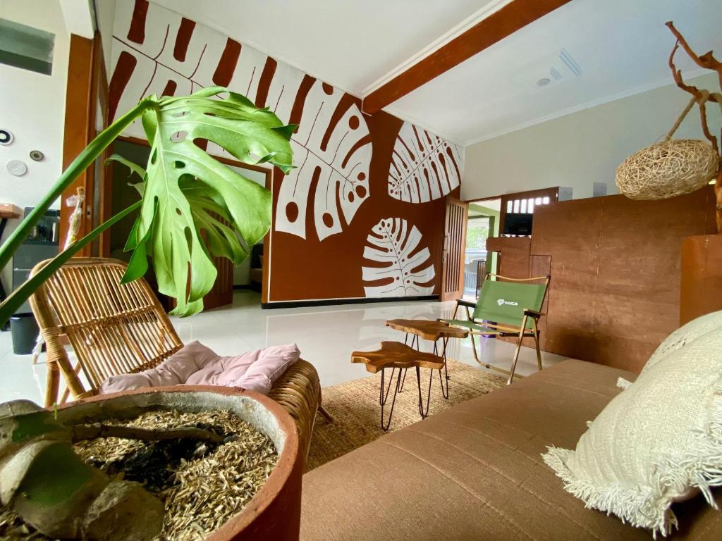 玛琅Zzz Hostel Malang的带沙发和植物的客厅