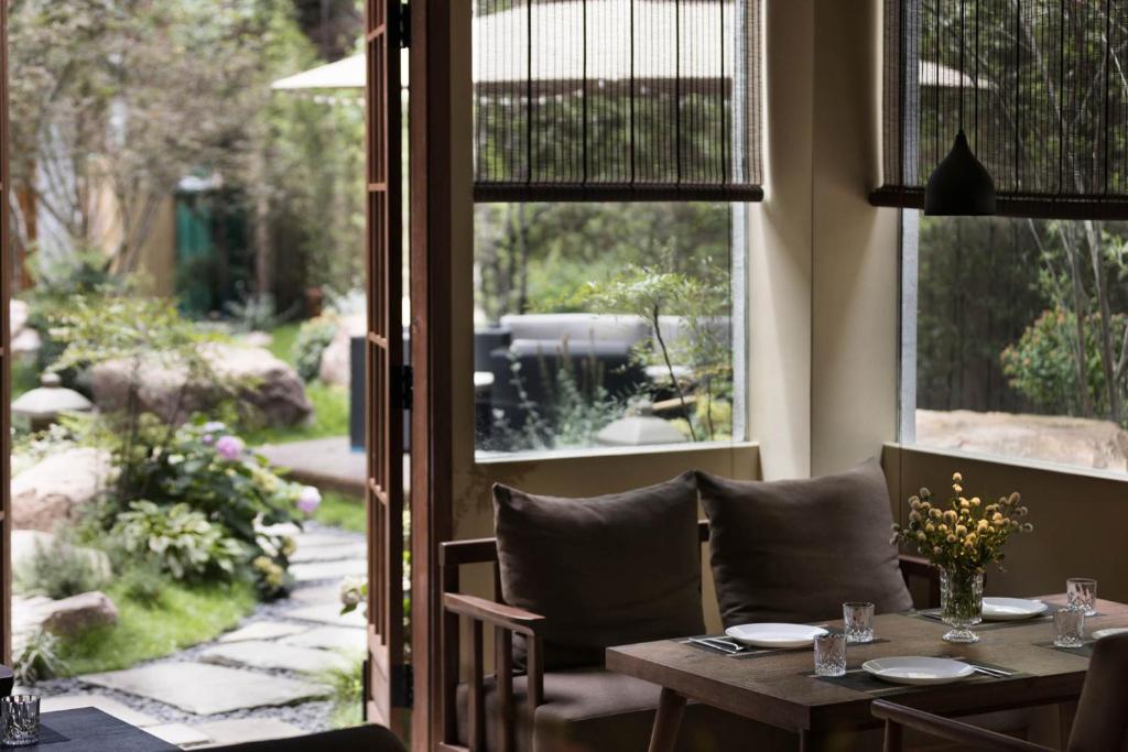 Chuanxing Yinli Hotel Chengdu Kuanzhai Alley Branch, with free welcome wine and afternoon tea外面的花园