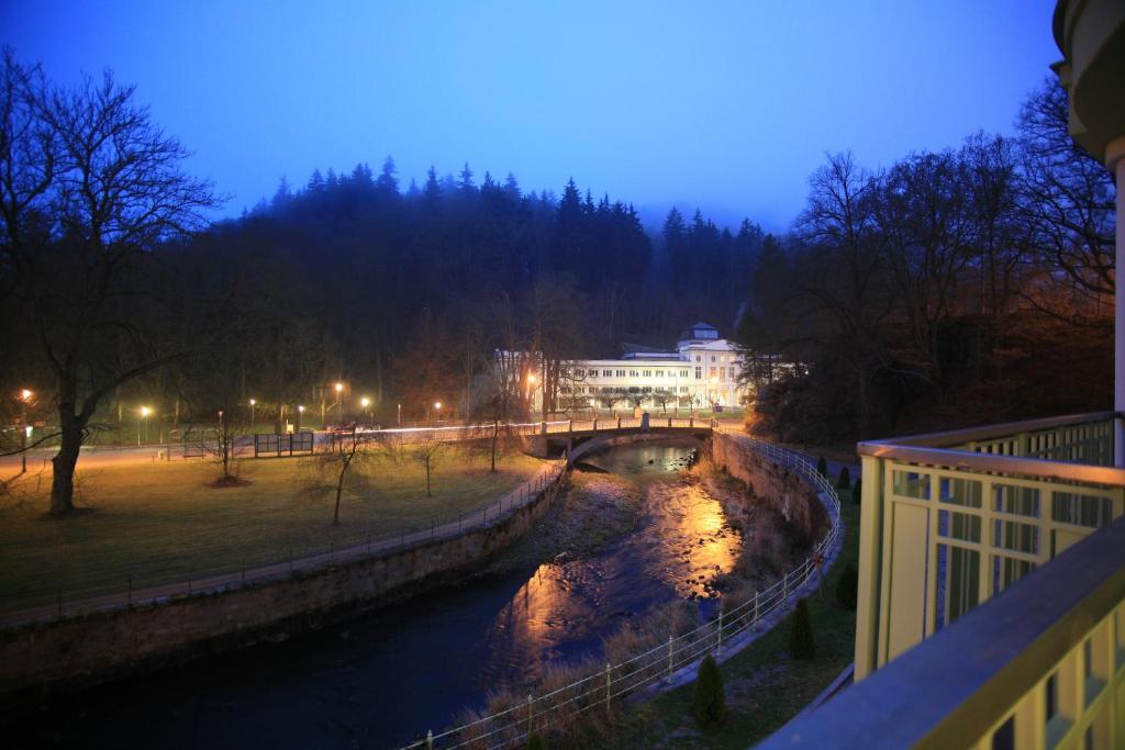 卡罗维发利Slunecni Lazne Apartments的一座城市的河上过夜的桥梁