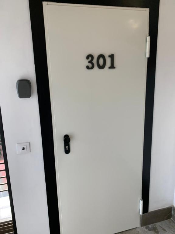 塞维利亚Urban House Siurot 33的一对储物柜和上面的号码