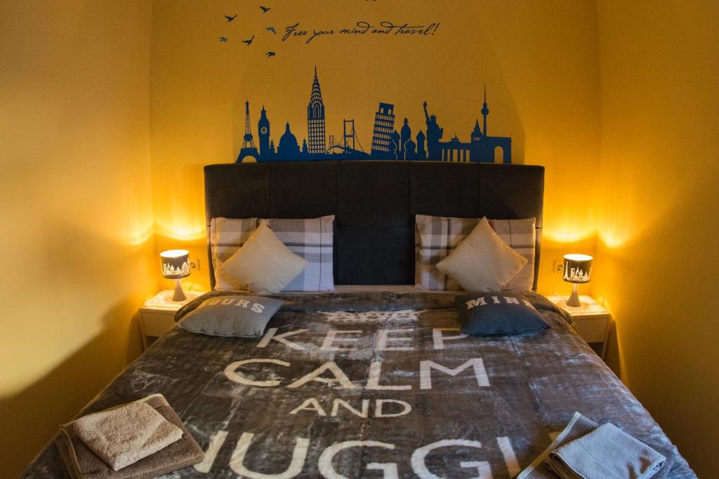 萨格勒布基洛公寓的卧室里配有一张床,言语平静而舒适