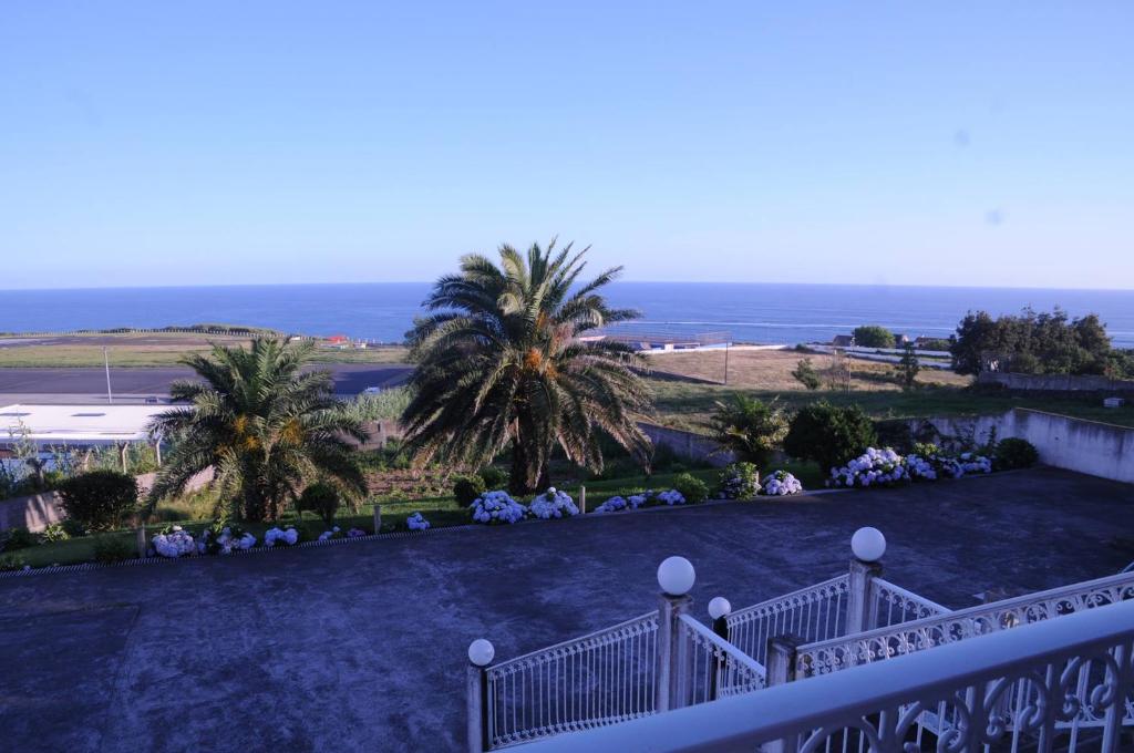 蓬塔德尔加达Villarelva的棕榈树房屋的阳台享有风景。