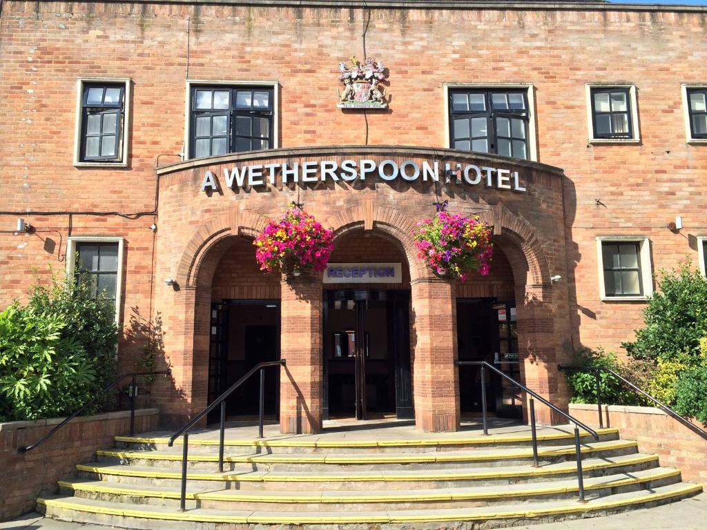 威根The Brocket Arms Wetherspoon的一间拥有楼梯的女仆客房酒店