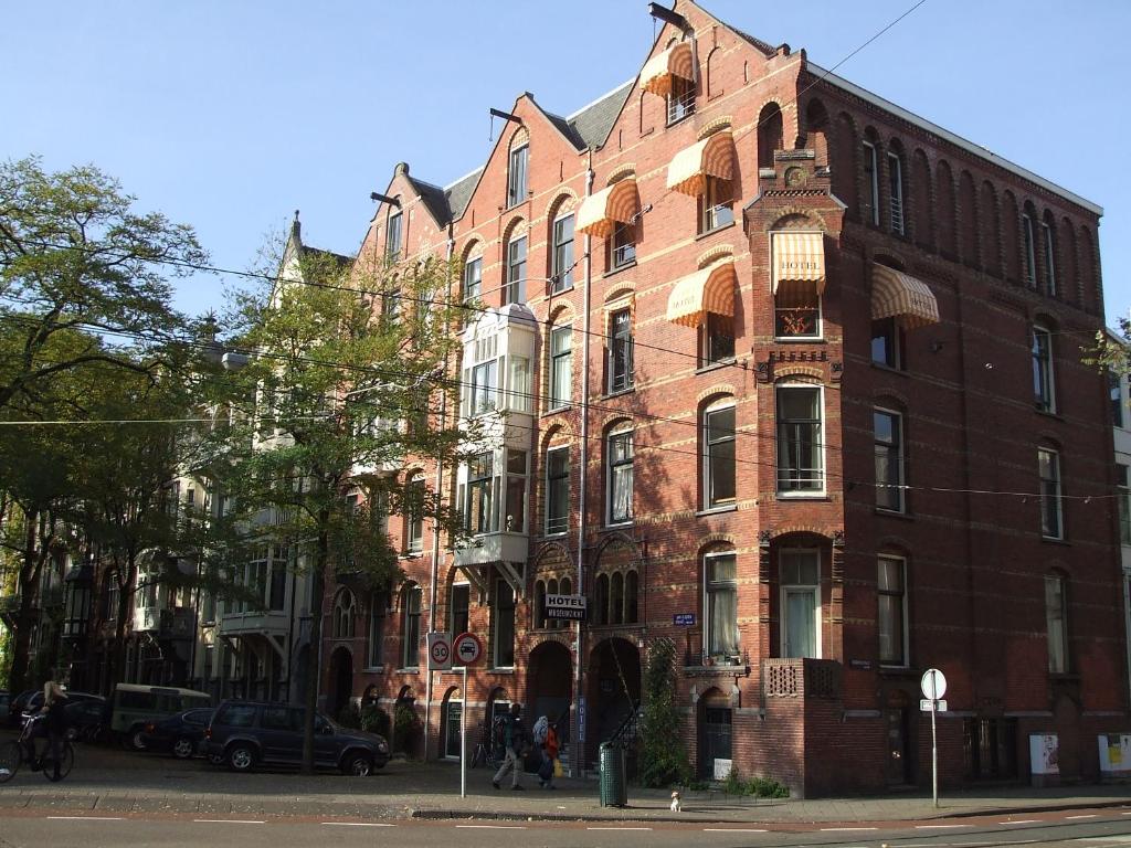 阿姆斯特丹博物馆景观酒店的街道拐角处的一块大砖砌建筑