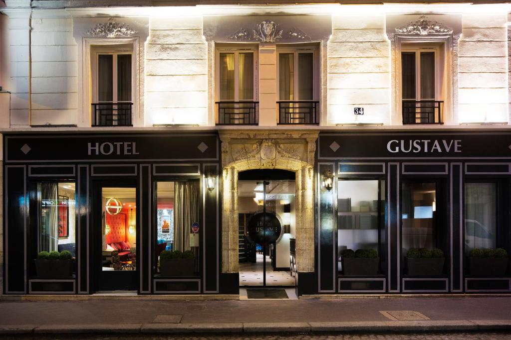 巴黎古斯塔夫酒店的玻璃门楼前的商店