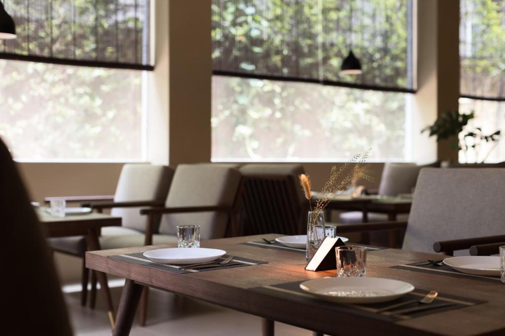 Chuanxing Yinli Hotel Chengdu Kuanzhai Alley Branch, with free welcome wine and afternoon tea的休息区