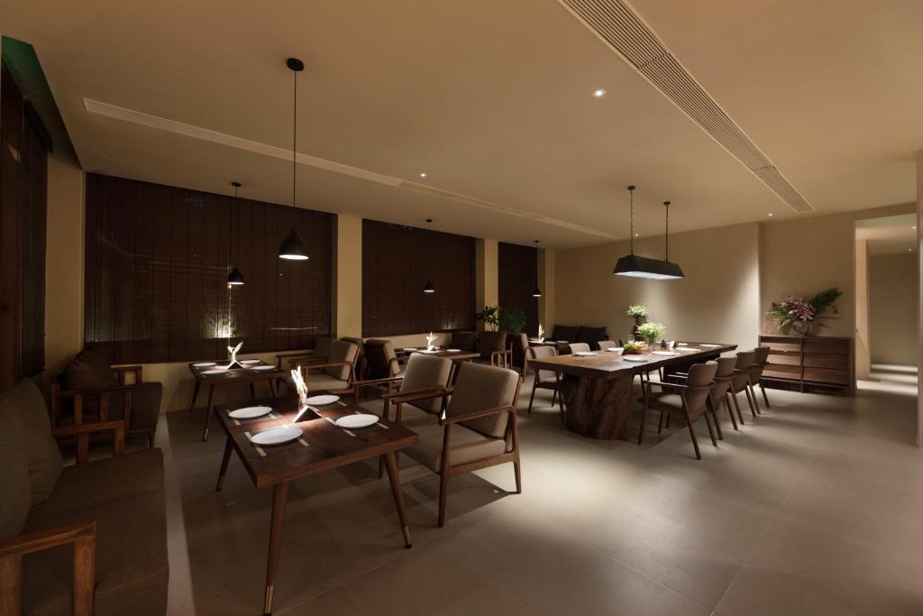Chuanxing Yinli Hotel Chengdu Kuanzhai Alley Branch, with free welcome wine and afternoon tea的休息区