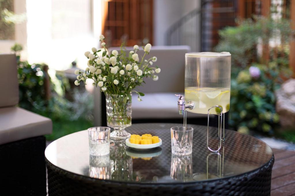 Chuanxing Yinli Hotel Chengdu Kuanzhai Alley Branch, with free welcome wine and afternoon tea的酒水