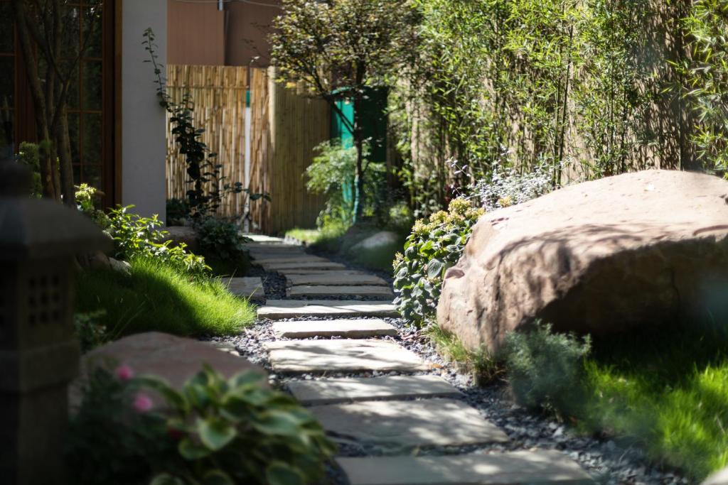 Chuanxing Yinli Hotel Chengdu Kuanzhai Alley Branch, with free welcome wine and afternoon tea外面的花园