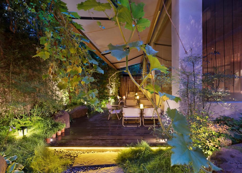 Chuanxing Yinli Hotel Chengdu Kuanzhai Alley Branch, with free welcome wine and afternoon tea外面的花园