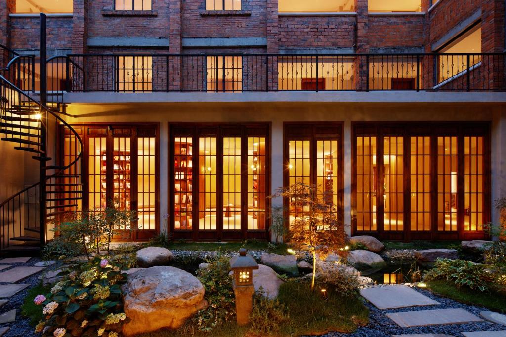 Chuanxing Yinli Hotel Chengdu Kuanzhai Alley Branch, with free welcome wine and afternoon tea外面的花园