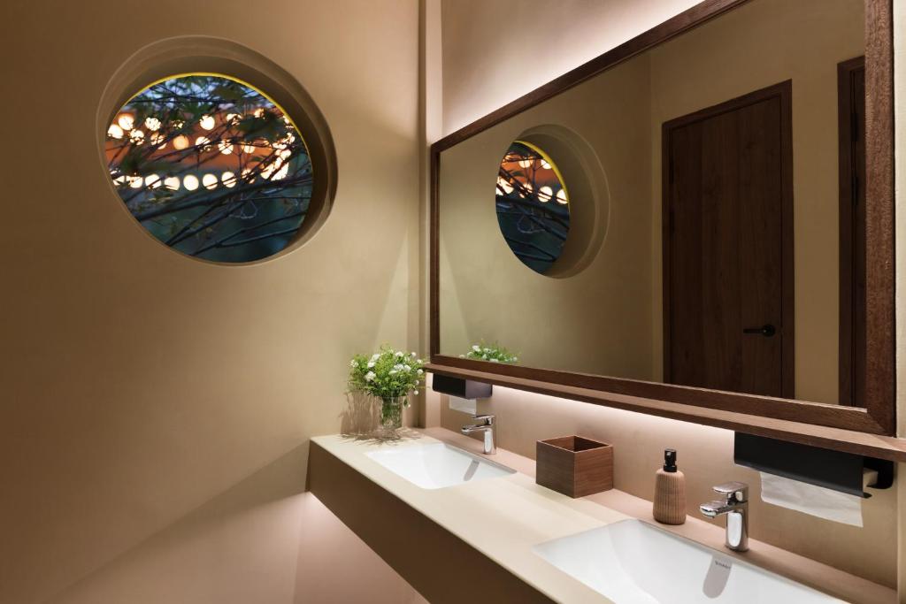 Chuanxing Yinli Hotel Chengdu Kuanzhai Alley Branch, with free welcome wine and afternoon tea的一间浴室