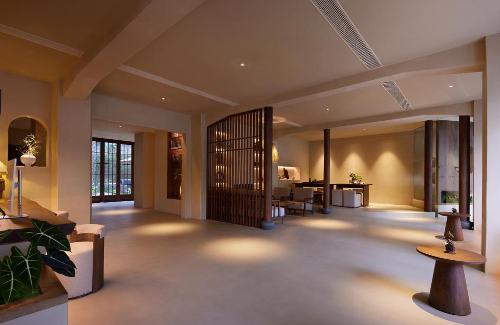 成都Chuanxing Yinli Hotel Chengdu Kuanzhai Alley Branch, with free welcome wine and afternoon tea的大房间设有大堂,配有桌椅