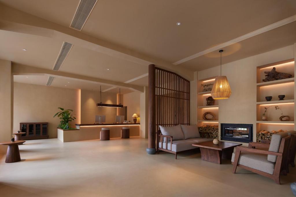 Chuanxing Yinli Hotel Chengdu Kuanzhai Alley Branch, with free welcome wine and afternoon tea的休息区