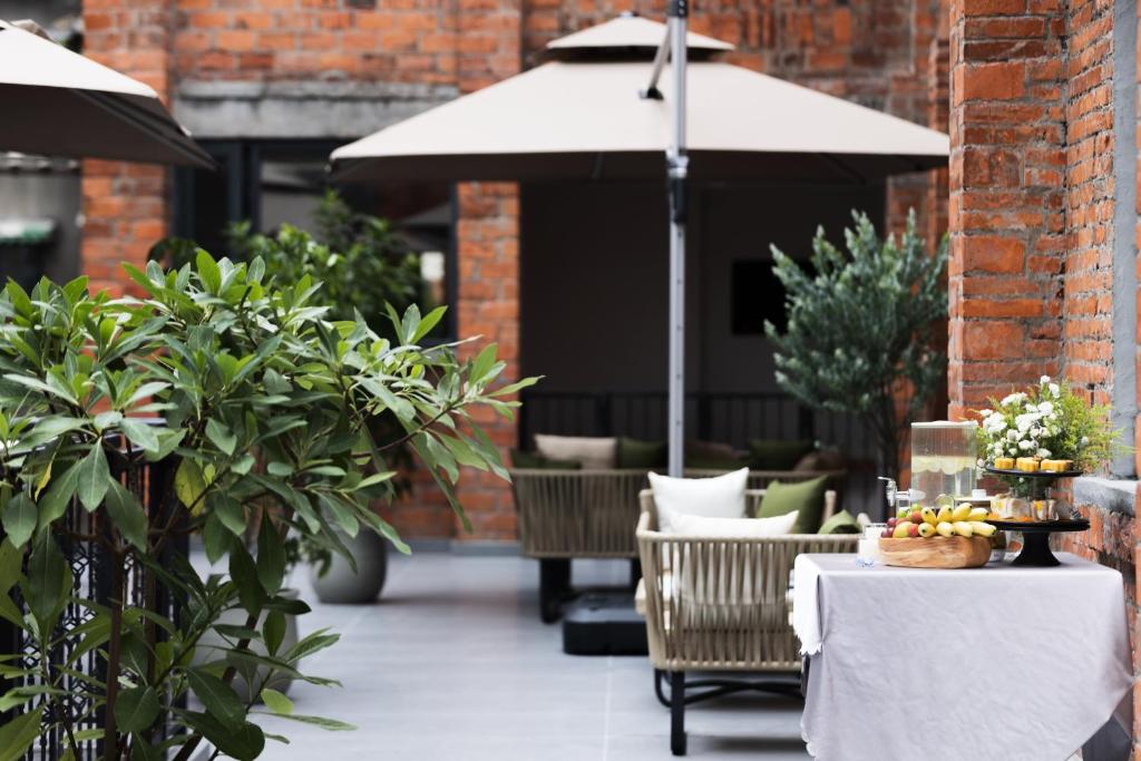 Chuanxing Yinli Hotel Chengdu Kuanzhai Alley Branch, with free welcome wine and afternoon tea的庭院或其他户外区域