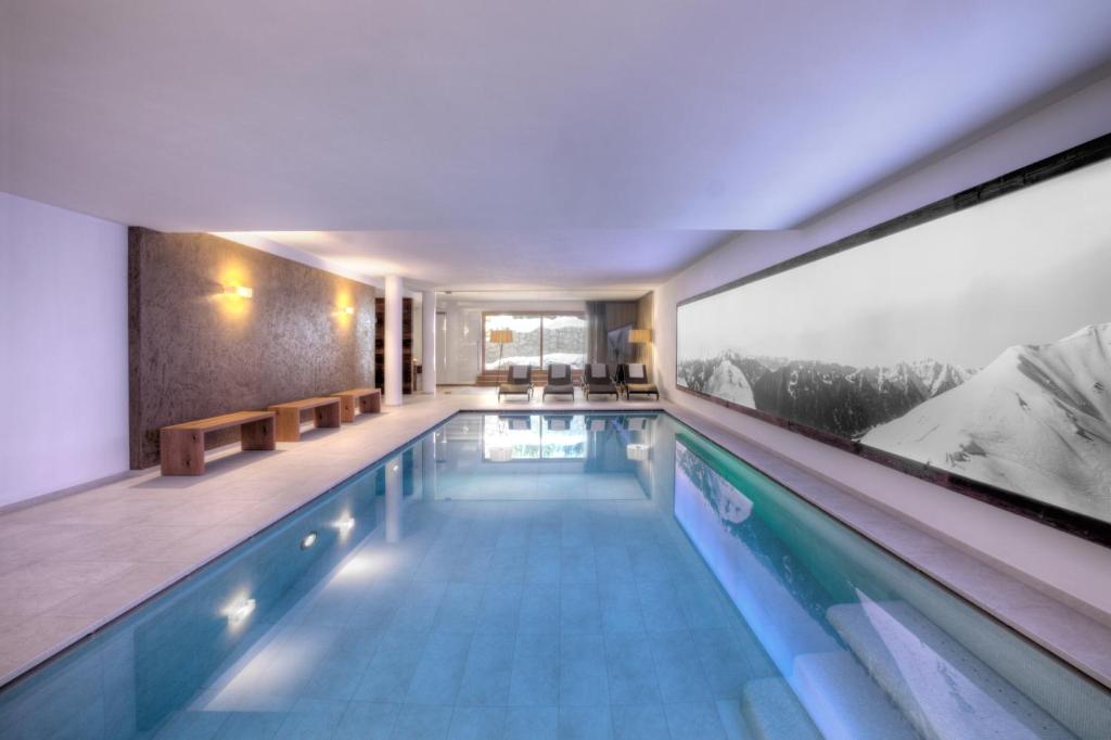 坎波图雷斯卡伦那别墅公寓式酒店的一座带大窗户的建筑中的游泳池