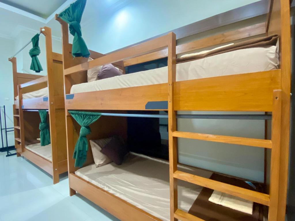 Zzz Hostel Malang客房内的一张或多张双层床