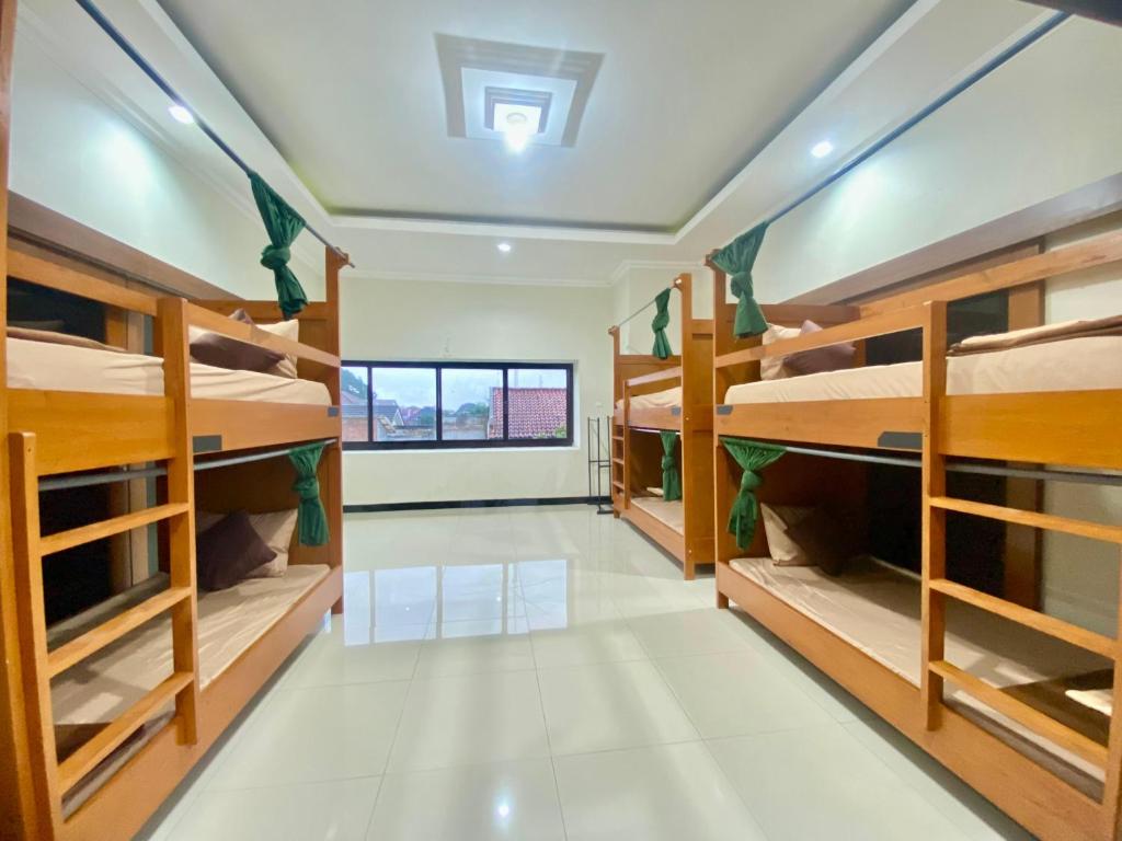 Zzz Hostel Malang客房内的一张或多张双层床