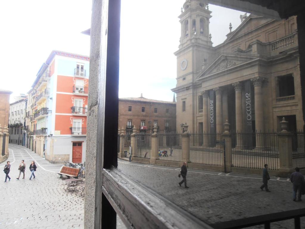 潘普洛纳Plaza Catedral hostel的从窗户可欣赏到城市街道的景色