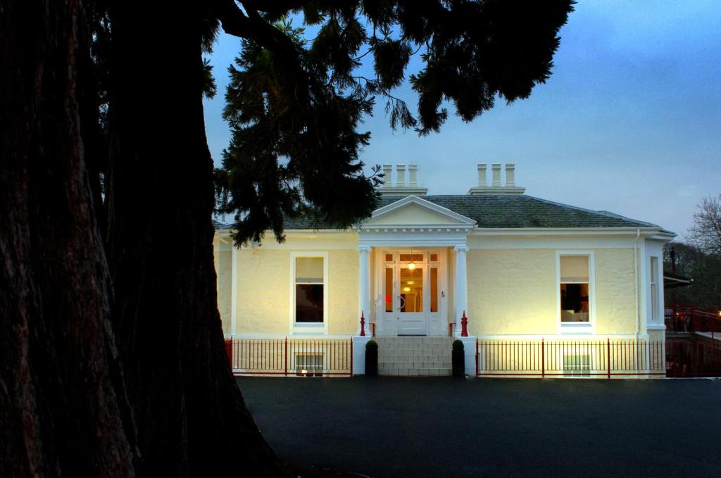 因弗内斯Rocpool Reserve Luxury Highland Package的白色的房子,有门廊和树