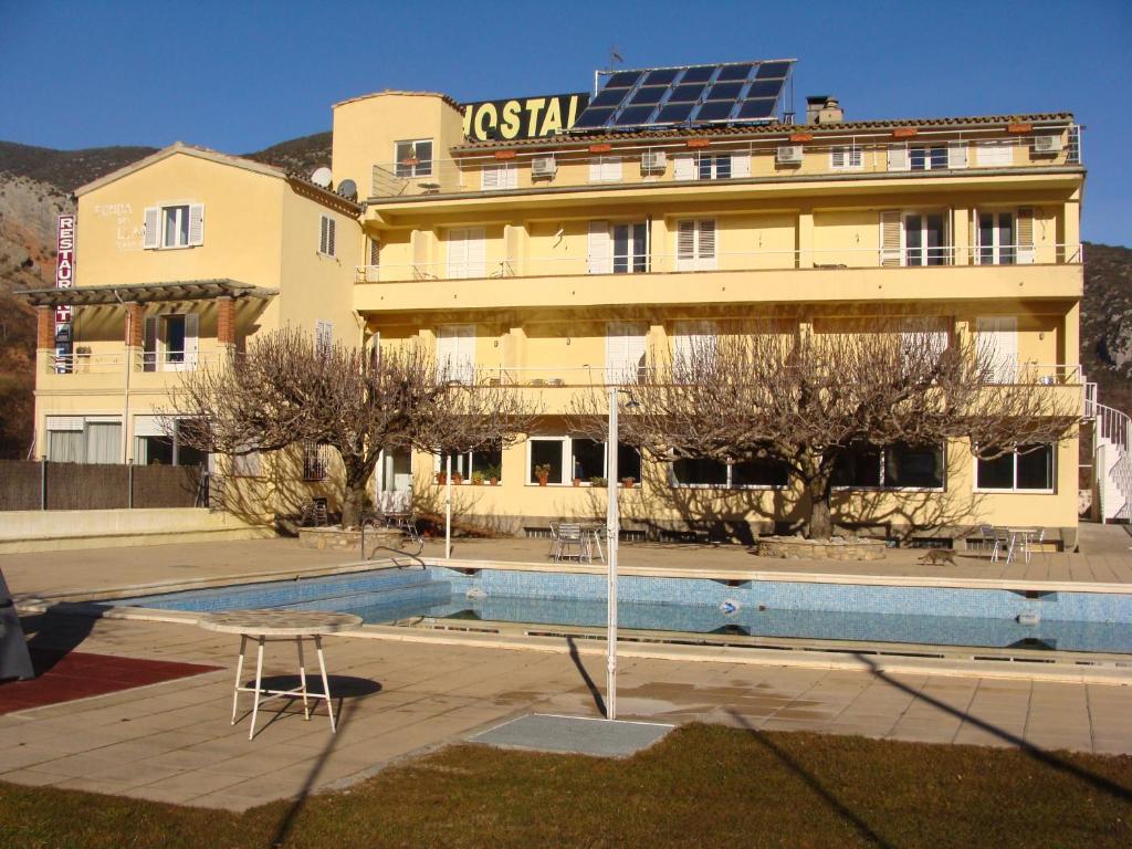 科利德纳尔戈Hotel Del Llac的大楼前设有游泳池的酒店