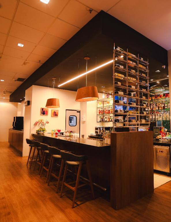 累西腓ibis Recife Boa Viagem的酒庄里的酒吧,有凳子
