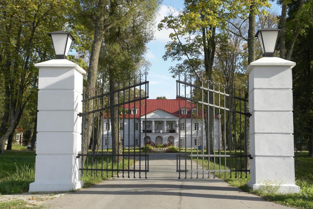 KučiaiBistrampolis Manor的一座带房子的大厦的入口