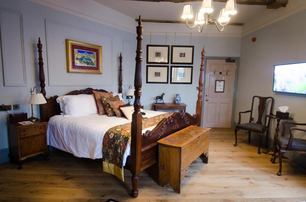 温伯恩大教堂阿尔比恩1777宾馆的一间卧室设有一张大床,铺有木地板