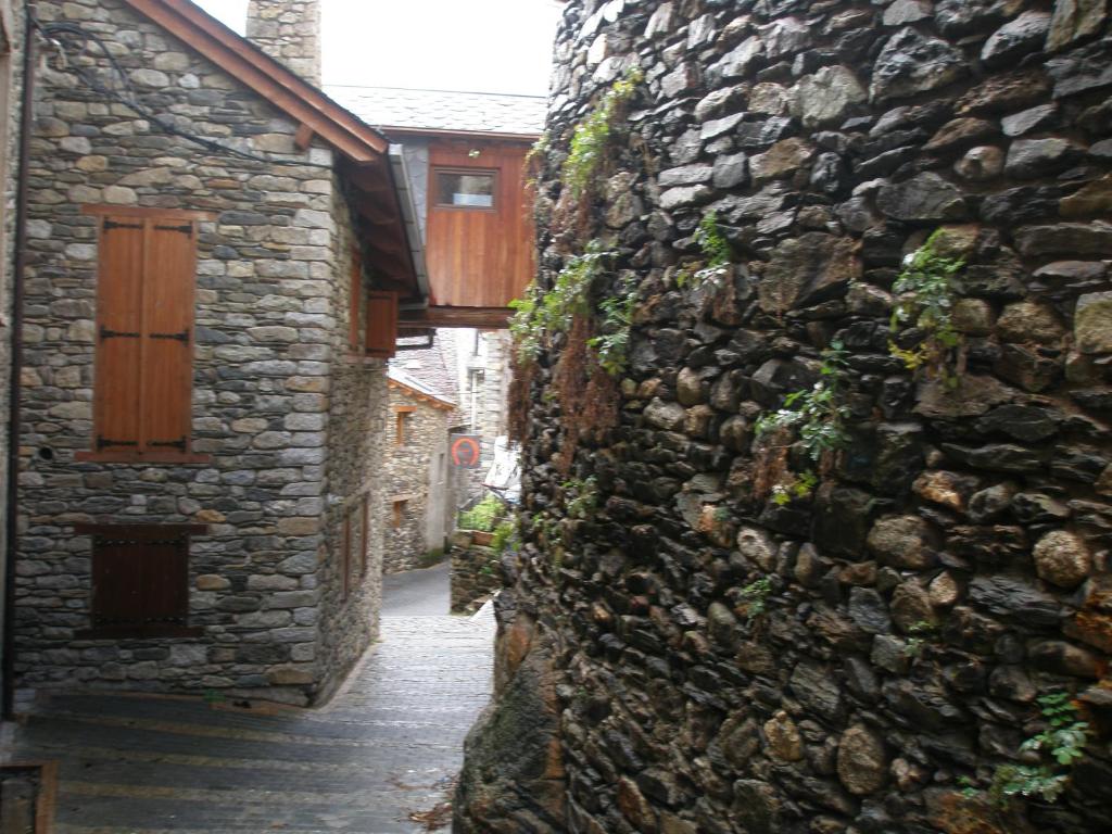 博西Apartamentos Ca de Marti的一条带石墙和木门的小巷