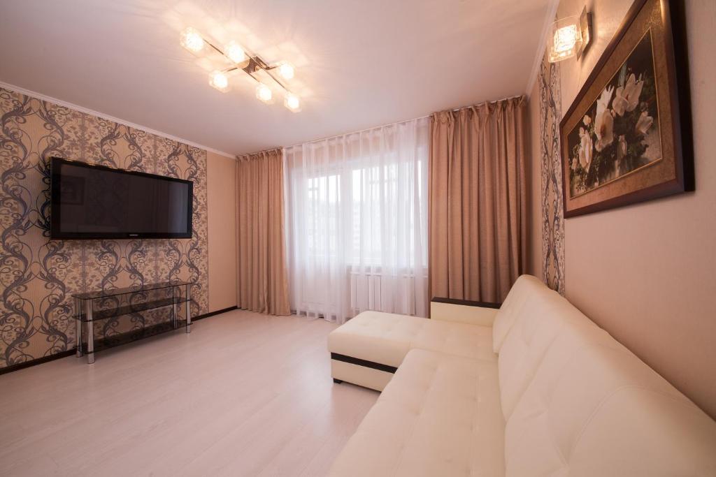 克拉斯诺亚尔斯克Apartment Vesnu 17的客厅配有白色沙发和电视