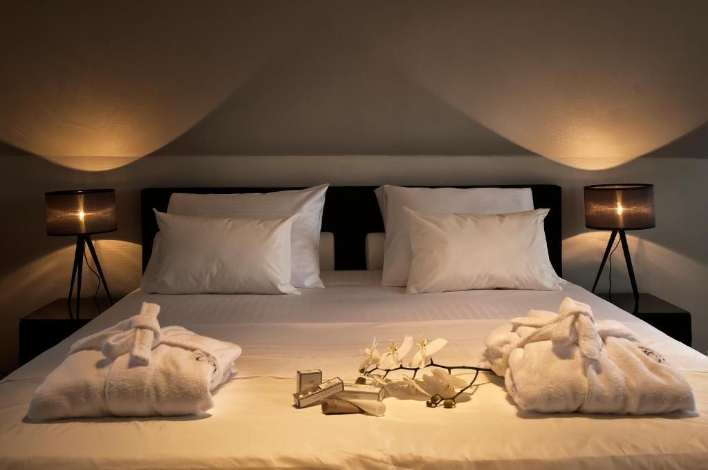 克诺克－海斯特B&B Colombe Blanche的一间卧室配有带毛巾的床