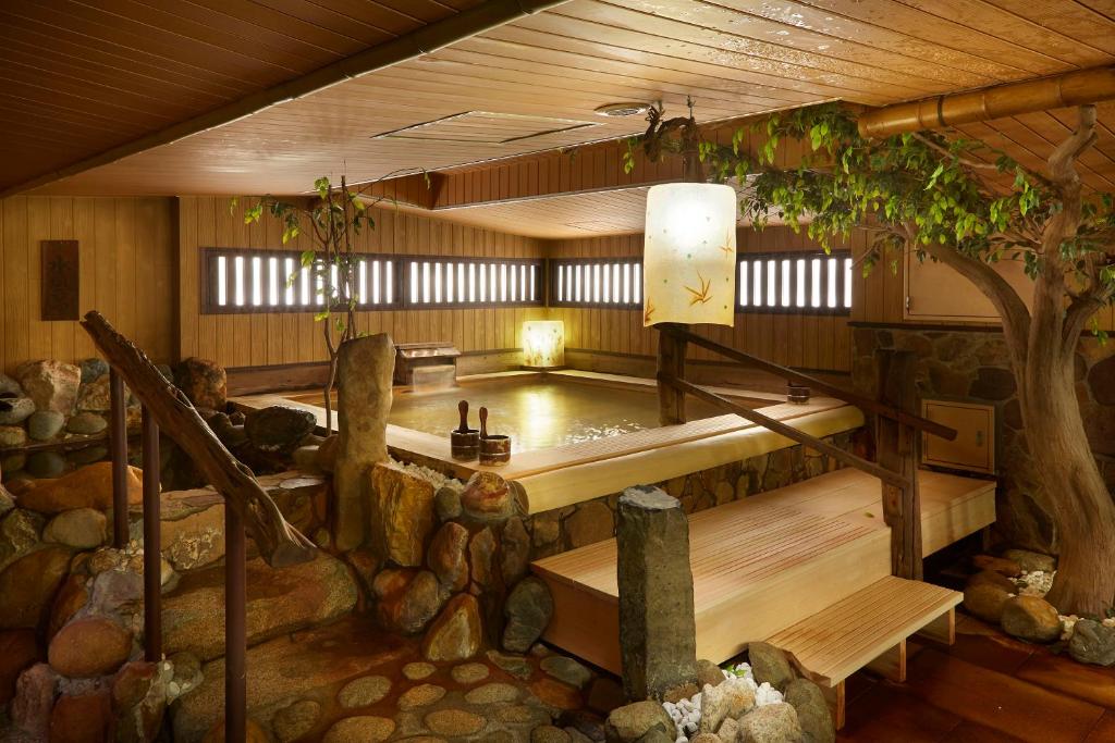 东京the b suidobashi的树间里的浴缸