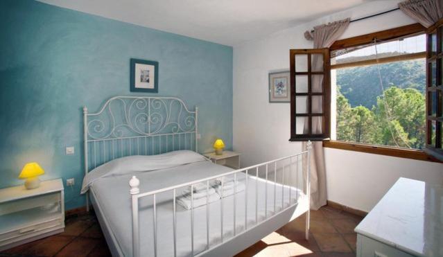 贝纳阿维斯罗斯纳兰霍斯公寓的蓝色的卧室设有床和窗户