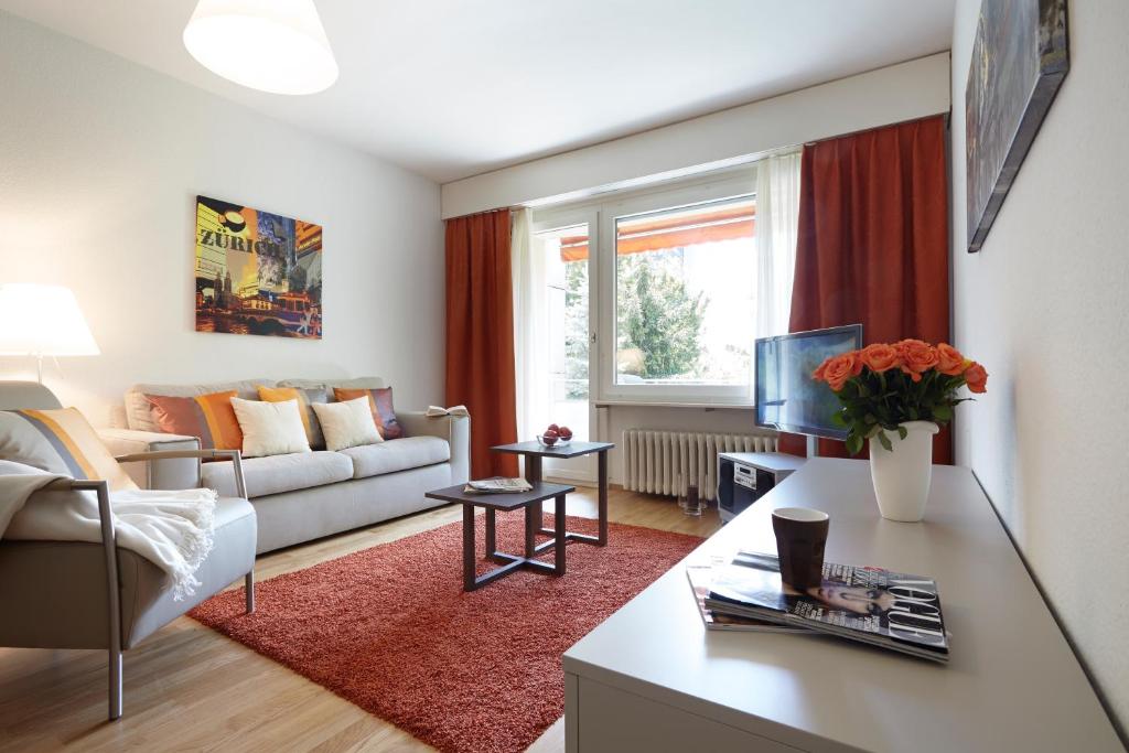 苏黎世CITY STAY - Nordstrasse的客厅配有沙发和桌子