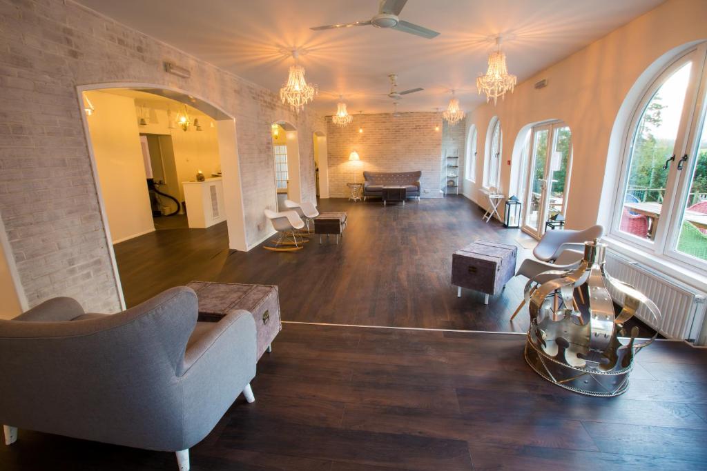 乔尔德顿格雷庄园酒店 的带沙发和桌子的大客厅