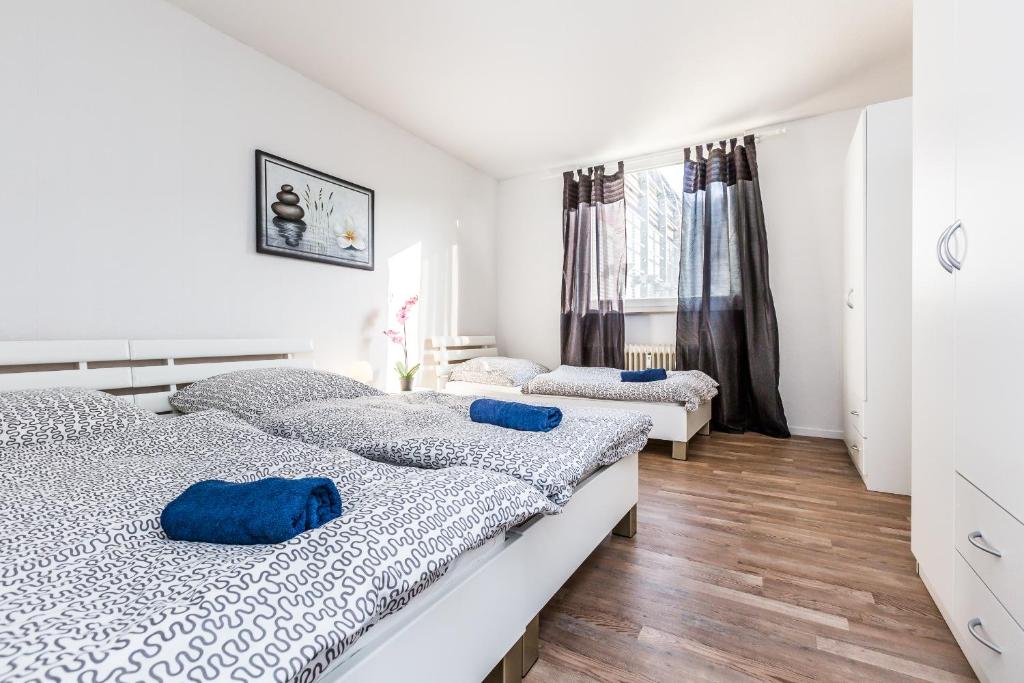 蒙海姆Work & stay Monheim的一间卧室配有两张带蓝色枕头的床。
