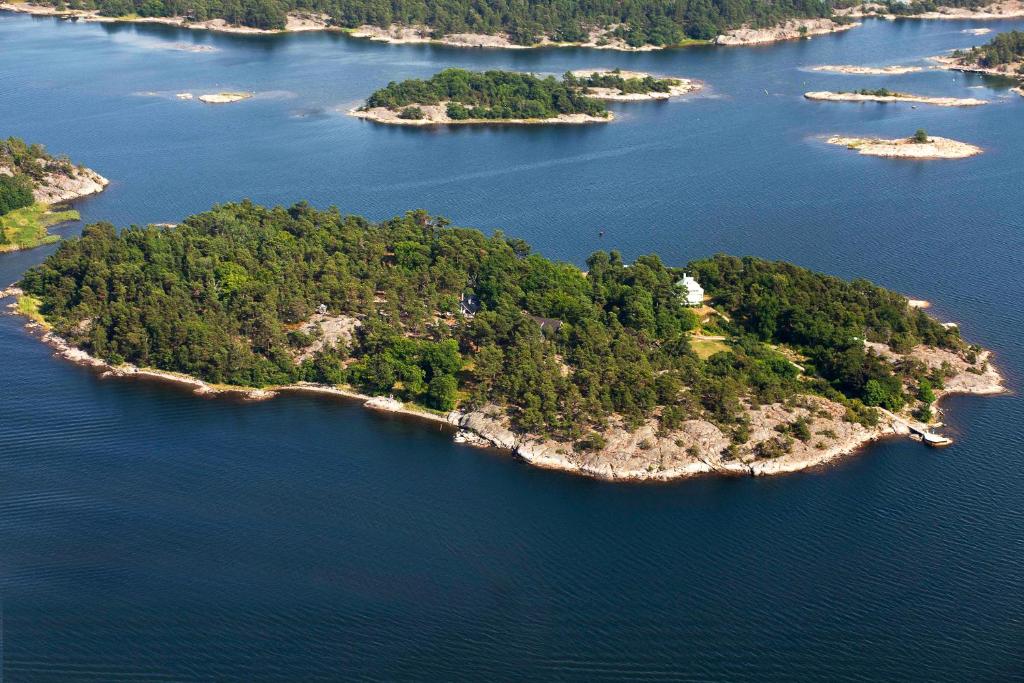 NämdöIdöborgs Stuguthyrning的水体中间的一个岛屿