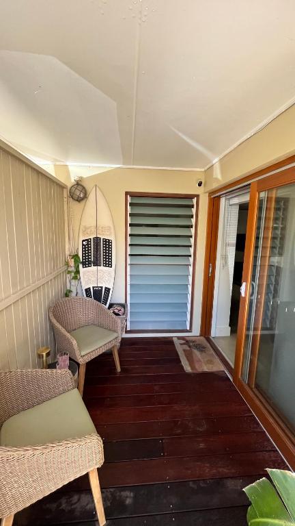 鲸滩Avalon Beach Guesthouse的客厅配有两把椅子和窗户