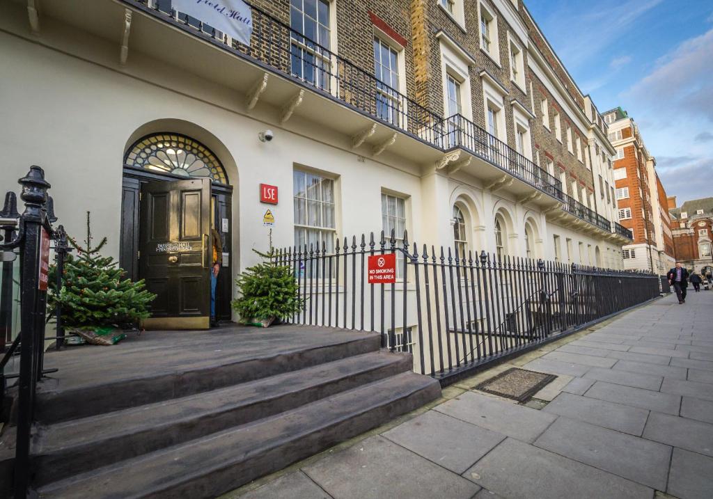 伦敦LSE帕斯菲尔德大厦酒店的前面有门和楼梯的建筑